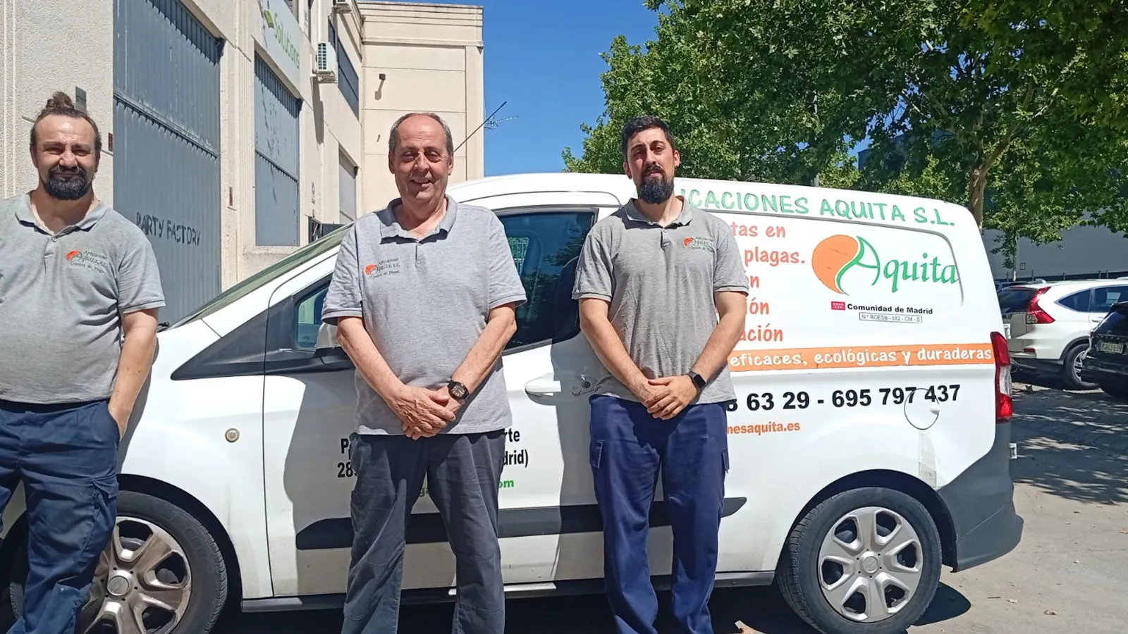 El equipo de Aquita junto a la furgoneta rotulada