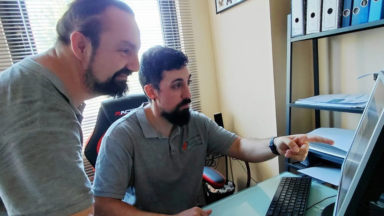 Técnicos de Aquita revisando un trabajo en la oficina