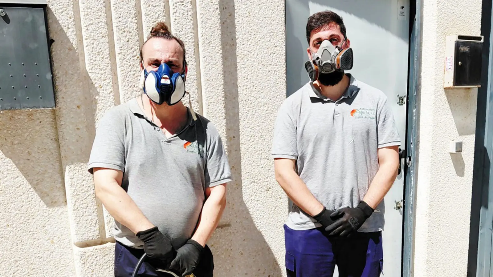 Técnico de Aquita en un tratamiento de desinsectación en una cocina